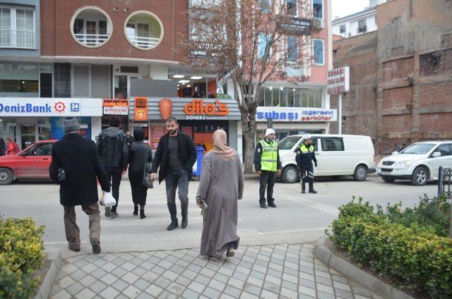 Yayalara yol vermeyen sürücüler uyarıldı