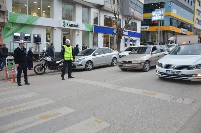 Yayalara yol vermeyen sürücüler uyarıldı