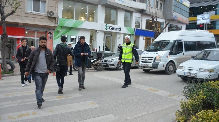 Yayalara yol vermeyen sürücüler uyarıldı