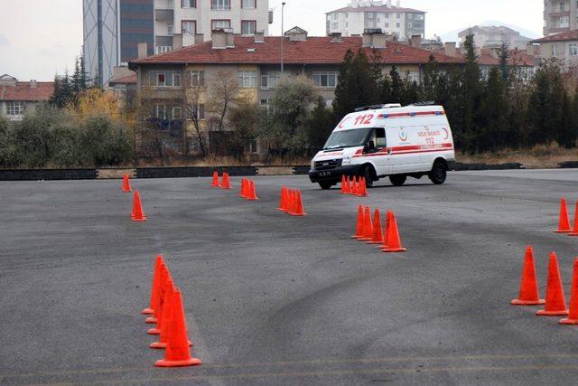 112 ekipleri vatandaşın imdadına erken yetişmek için eğitimlerini sürdürüyor