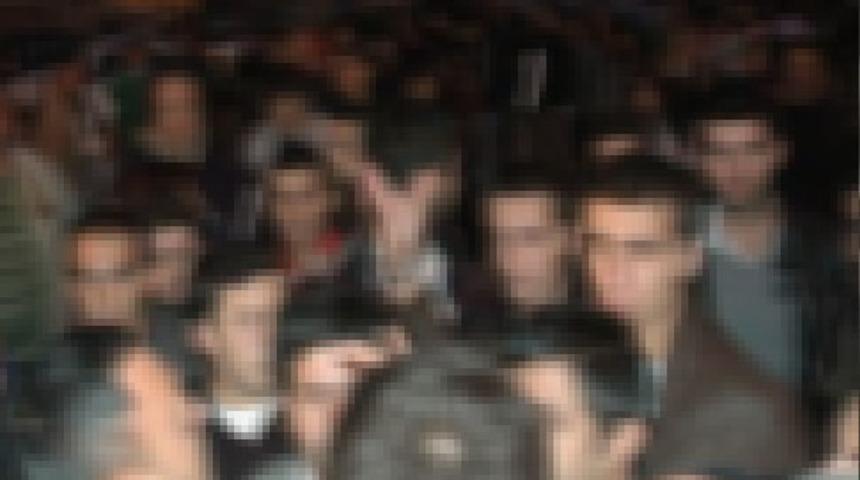 50 köylü komşuyla 'yasak aşk' yaşadığını iddia ettikleri kişinin evini taşladı!