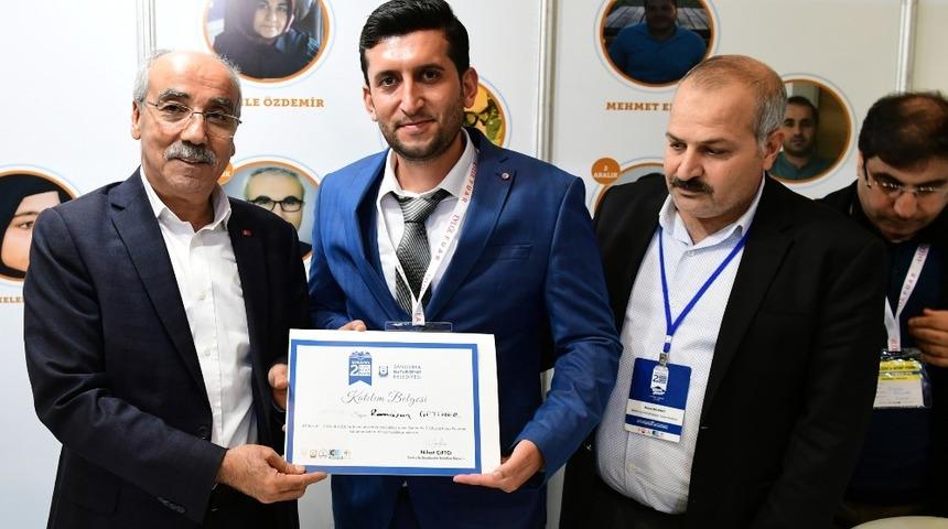 Abdulkadir A&ccedil;ar, kitap fuarında yazarlarla buluştu