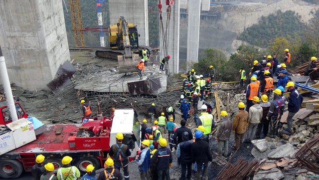 Gebze'de viyadük inşaatı sırasında beton blok düştü; 4 işçi enkaz altında kaldı (3)