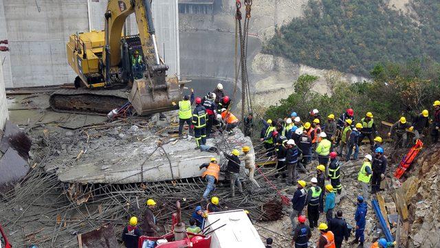 Gebze'de viyadük inşaatı sırasında beton blok düştü; 4 işçi enkaz altında kaldı (3)