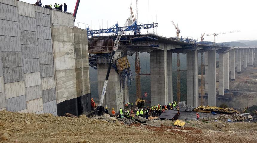 Gebze'de viyad&uuml;k inşaatı sırasında beton blok d&uuml;şt&uuml;; 4 iş&ccedil;i enkaz altında kaldı (3)