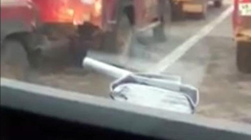 Yediler i&ccedil;tiler, &ccedil;&ouml;pleri yola fırlattılar