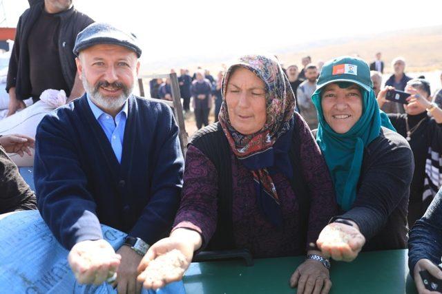 Başkan Çolakbayrakdar, her yerde vatandaşların ilgisiyle karşılaşıyor