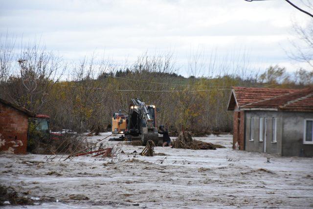 Edirne'de sağanak, su baskınlarına neden oldu, yollar kapandı (3)