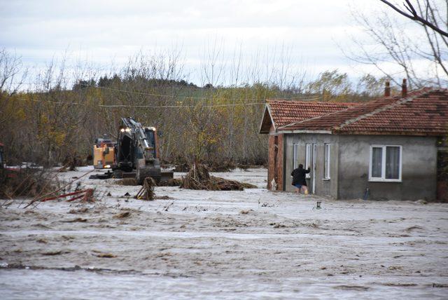 Edirne'de sağanak, su baskınlarına neden oldu, yollar kapandı (3)