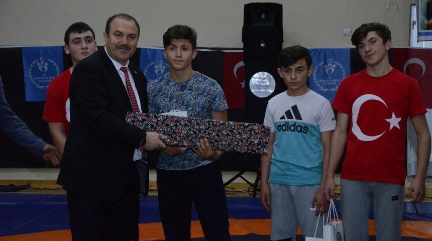 Eski usullere uygun g&uuml;reştiler