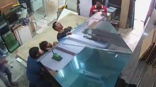 Cam yığını işçilerin üzerine devrildi