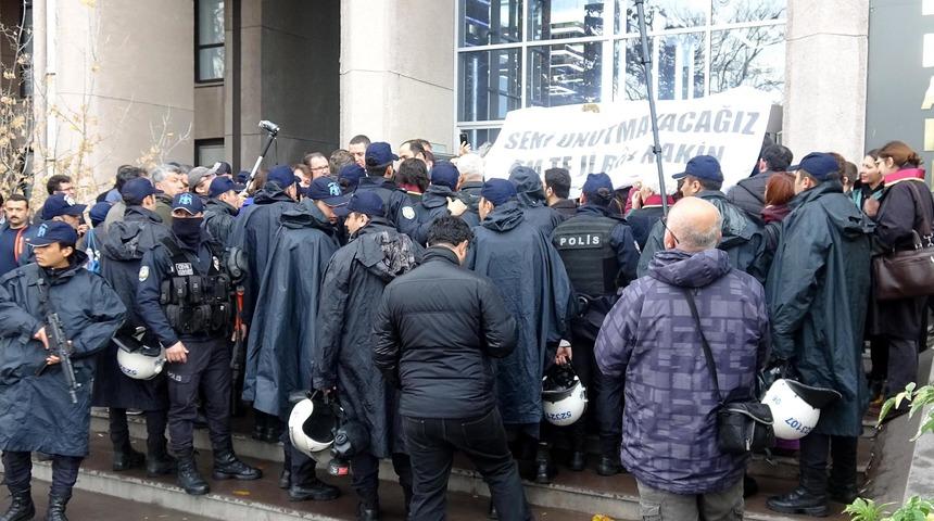 Ankara Adliyesi &ouml;n&uuml;nde 'Tahir El&ccedil;i a&ccedil;ıklaması' gerginliği