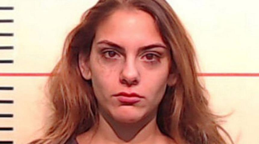 Düğün fotoğrafçısı konuklardan biriyle seks yaptı, ağaca işerken gözaltına alındı