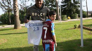 Hugo Rodallega hayranı olan taraftarla bir araya geldi