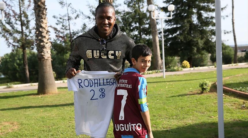 Hugo Rodallega hayranı olan taraftarla bir araya geldi