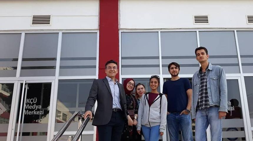 &Ouml;ğrencilerden yağmurda kalan k&ouml;peğe şefkat şemsiyesi