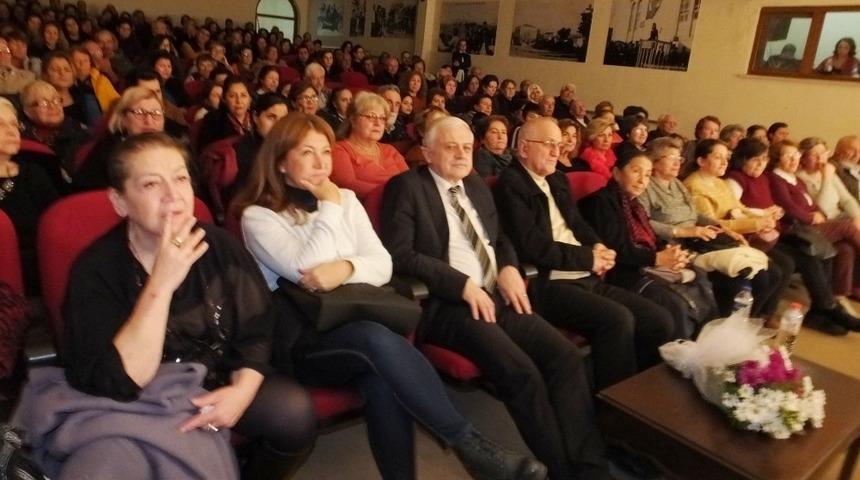 Burhaniye&rsquo;de kadınlar kendi yazdıkları oyunu sahneledi