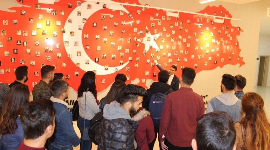 &Uuml;niversite &ouml;ğrencileri 15 Temmuz Şehitler M&uuml;zesinde ders işledi