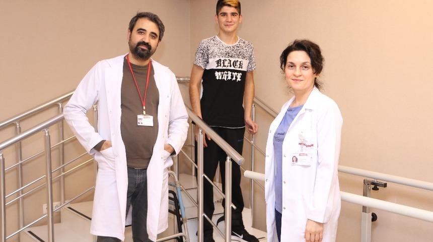 Merdivenden d&uuml;şen gen&ccedil;, fizik tedavi ile ayağa kalktı