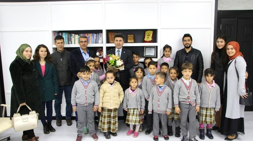 Suriyeli çocuklar Rektör Karacoşkun’u ziyaret etti