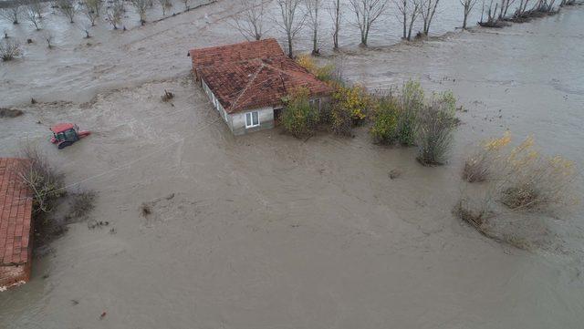 Edirne'de sağanak, su baskınlarına neden oldu, yollar kapandı (4)