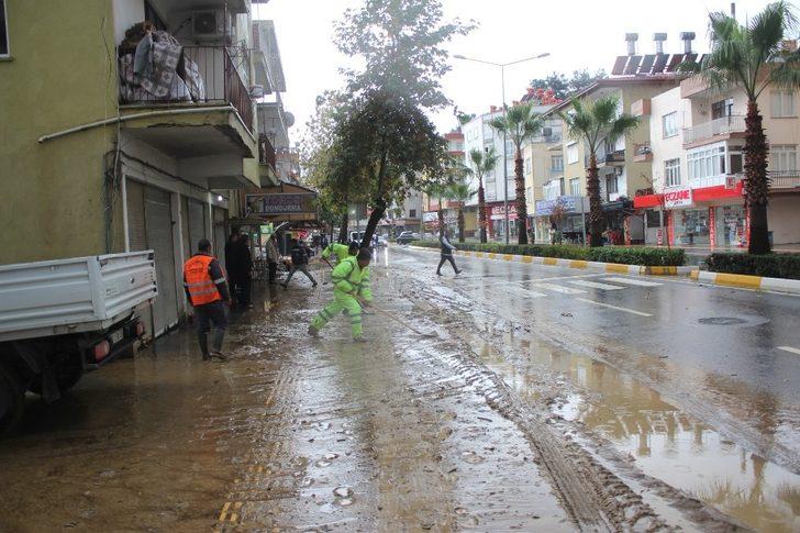 Manavgat’ta yağmur hayatı olumsuz etkiledi G2