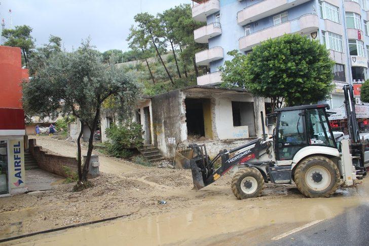 Manavgat’ta yağmur hayatı olumsuz etkiledi G4