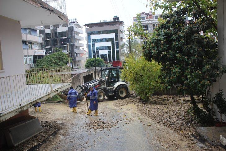 Manavgat’ta yağmur hayatı olumsuz etkiledi G5