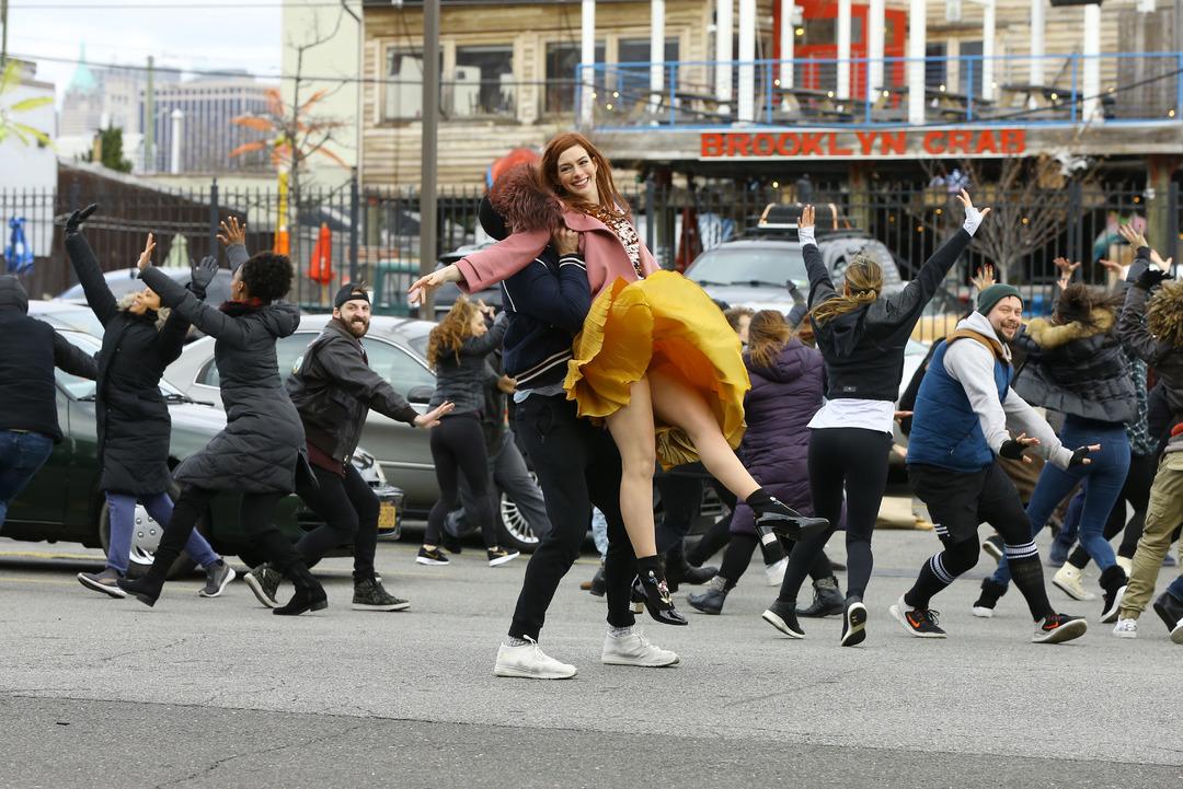  Anne Hathaway'dan Marilyn Monroe dansı! Eteğine hakim olamadı