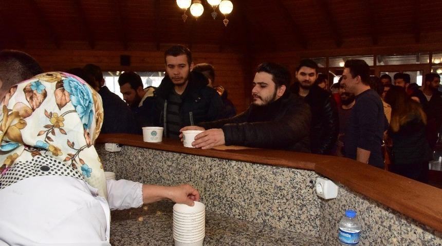 &Uuml;niversite otağında &ccedil;ay ve &ccedil;orba ikramı