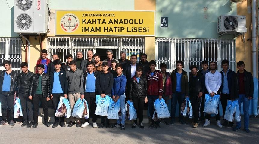 Kahtalı 4 İHL &ouml;ğrencisi 63 yetimi giyindirdi