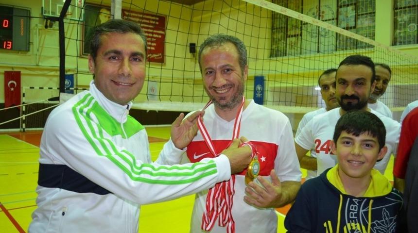 &Ouml;ğretmenler şampiyonluk i&ccedil;in m&uuml;cadele etti