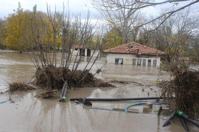 Edirne'de sağanak, su baskınlarına neden oldu, yollar kapandı (5)
