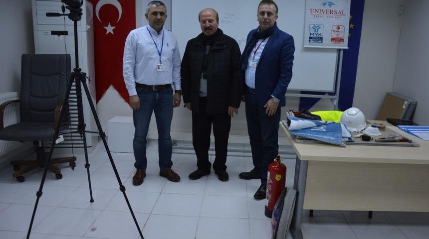 Manisalı emlak&ccedil;ılar kamera eşliğinde sınavda