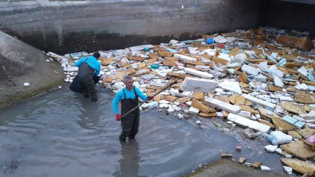 Adana’da sulama kanalları, akarsular ve limanlar atıklardan temizlendi