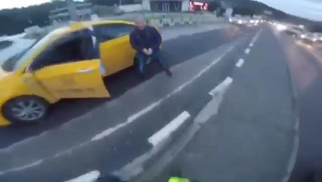 Trafik tartışmasında taksici motosikletliye bıçak çekti