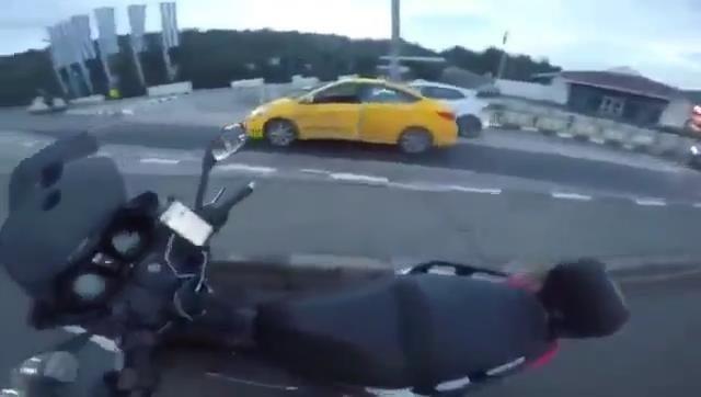 Trafik tartışmasında taksici motosikletliye bıçak çekti