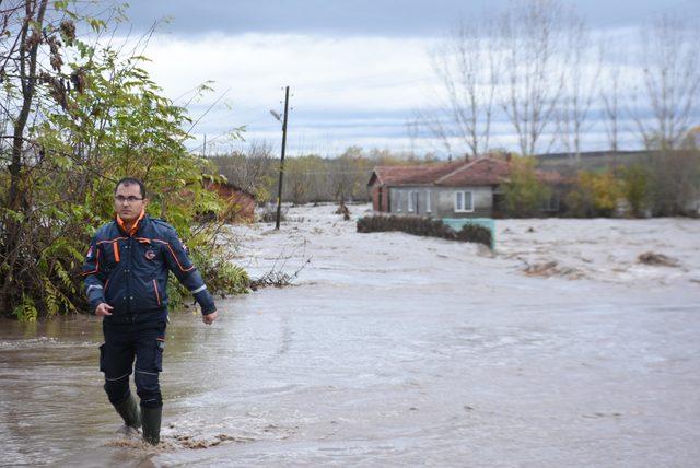 Edirne'de sağanak, su baskınlarına neden oldu, yollar kapandı (7)