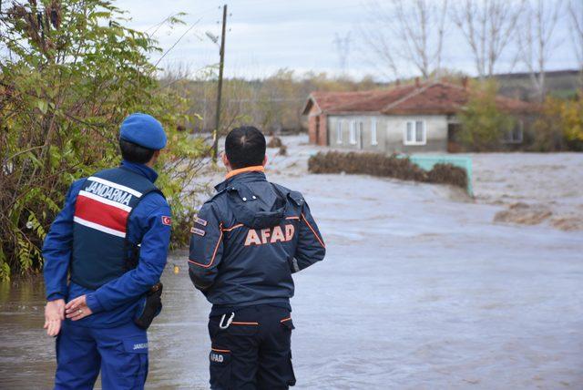 Edirne'de sağanak, su baskınlarına neden oldu, yollar kapandı (7)