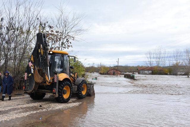 Edirne'de sağanak, su baskınlarına neden oldu, yollar kapandı (7)