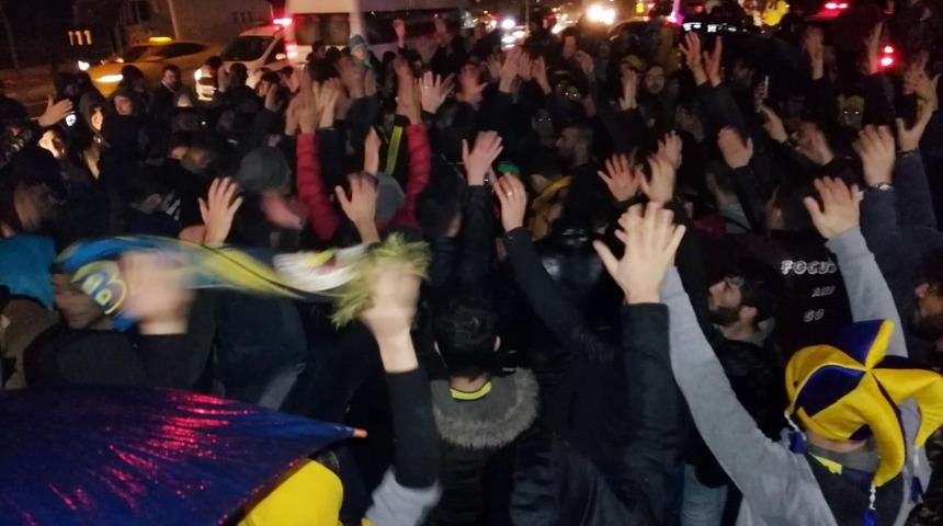 Fenerbah&ccedil;e taraftarı Ersun Yanal i&ccedil;in toplandı