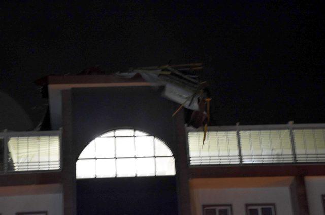 Ergene'de fırtına, kaymakamlık binasının çatısını uçurdu