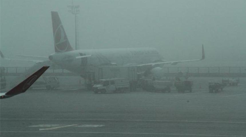 Atat&uuml;rk Havalimanı'na inemeyen 2 u&ccedil;ak Bursa'ya y&ouml;nlendirildi