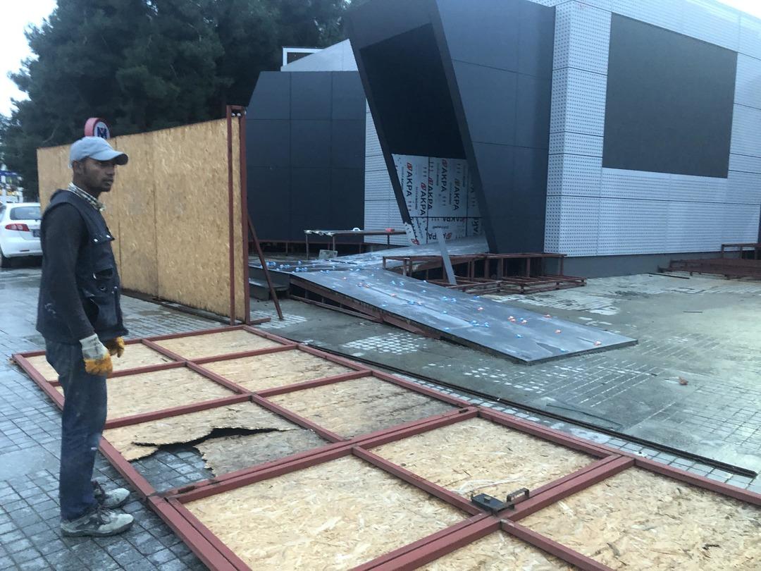 Yolda y&uuml;r&uuml;rken bir anda &uuml;zerine devrildi 