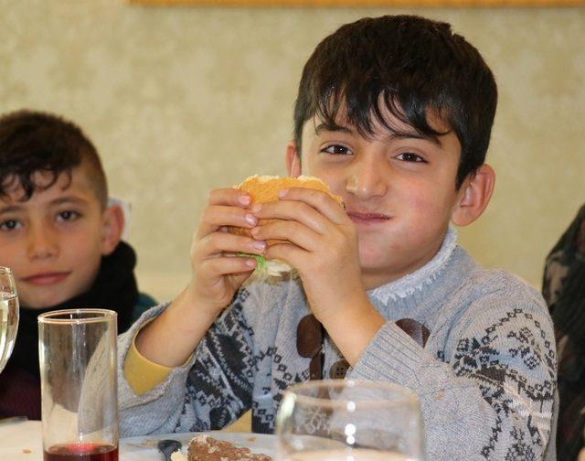 (Özel) İlk defa hamburger yiyip otelle tanıştılar