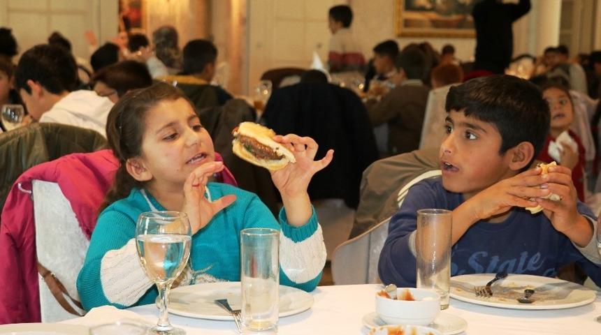 (&Ouml;zel) İlk defa hamburger yiyip otelle tanıştılar