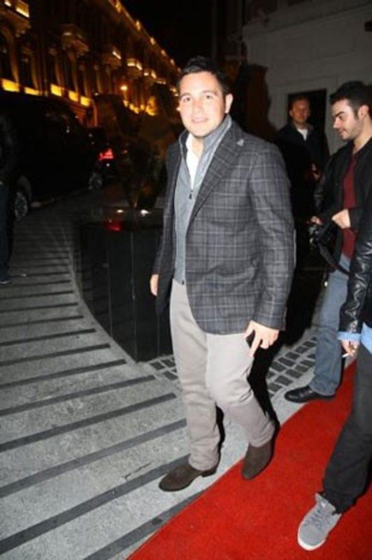 Sevgilisi kucağına oturdu G2