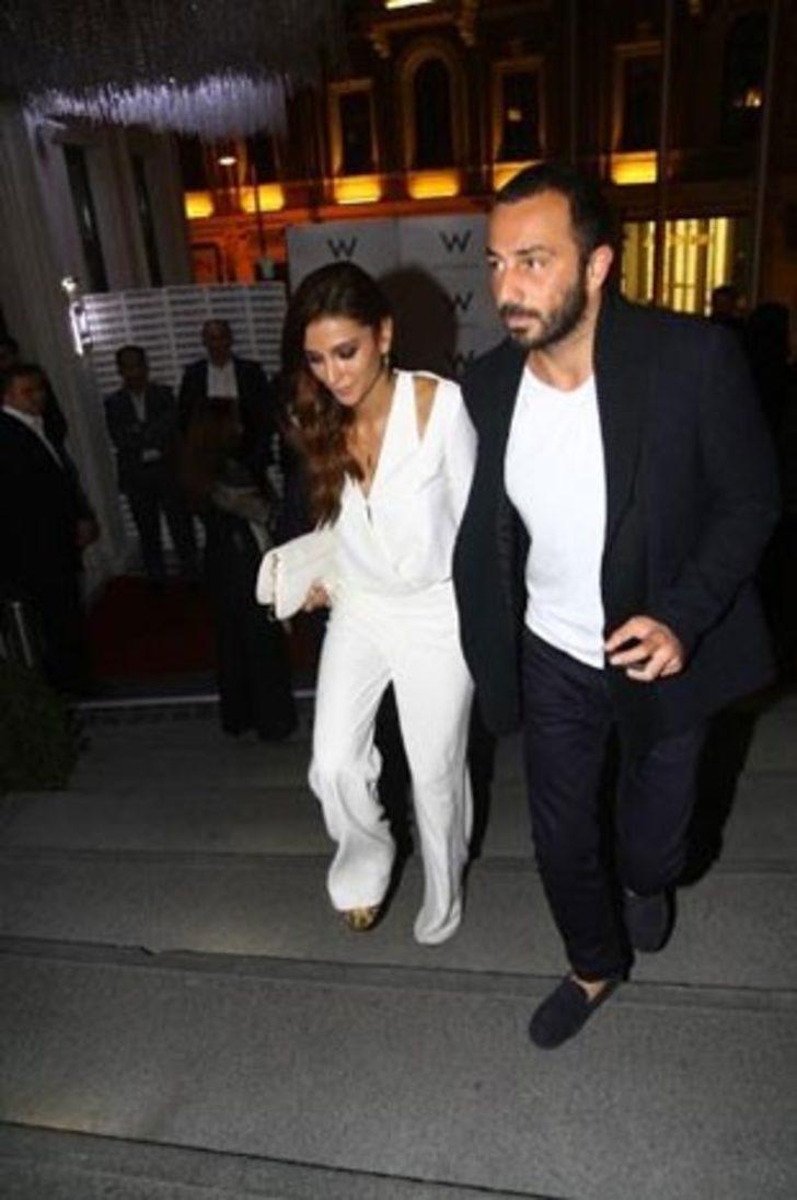 Sevgilisi kucağına oturdu G4