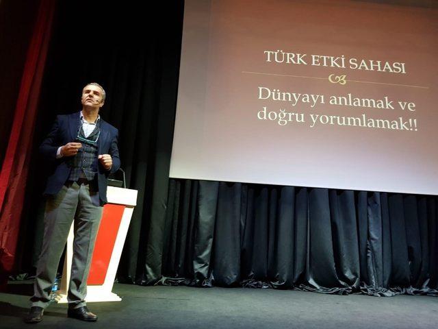 Antalya’da Türkiye’nin etki sahasıyla ilgili konferans verdi