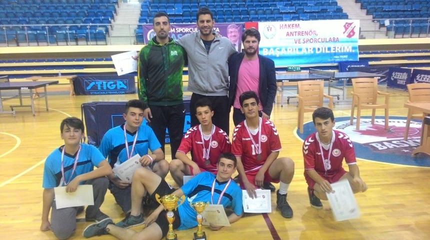 Masa tenisi turnuvasında madalya kazandılar